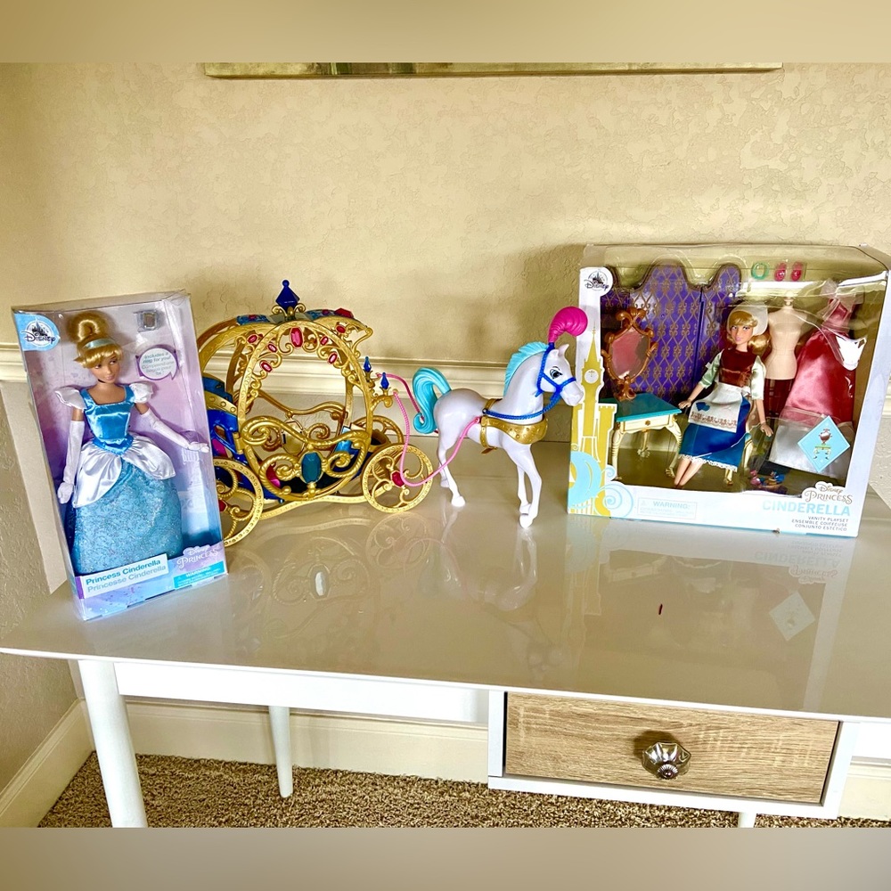 Disney Cinderella Deluxe Carriage and Vanity Set Bundle